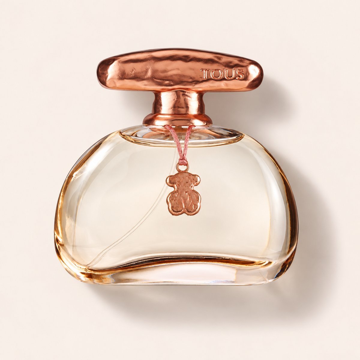 Flakon toaletní vody TOUS Touch The Sensual Gold 100 ml na světlém pozadí – MrRizz