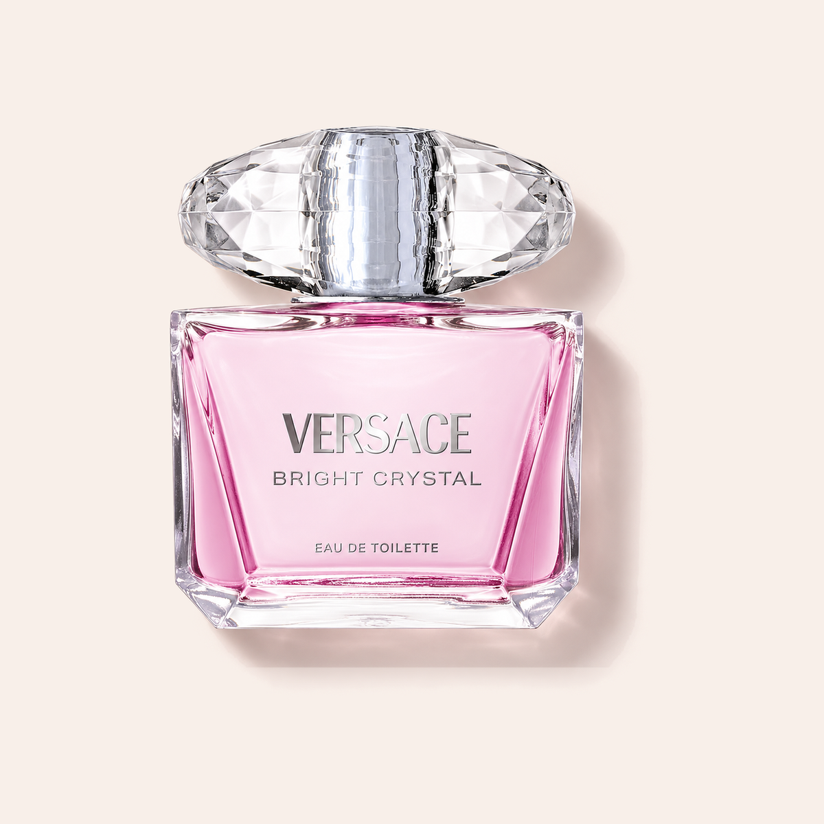 Versace Bright Crystal EDT 200 ml na jemně růžovém pozadí – MrRizz