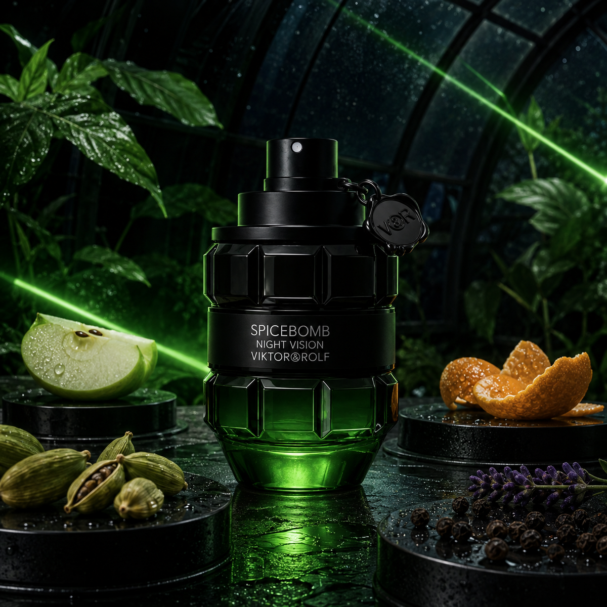 Viktor & Rolf Spicebomb Night Vision EDT v zeleně osvětleném zátiší s jablkem, citrusovou kůrou a kořením – MrRizz