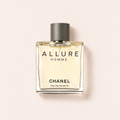 Flakon Chanel Allure Homme EDT 50 ml na béžovém pozadí – MrRizz