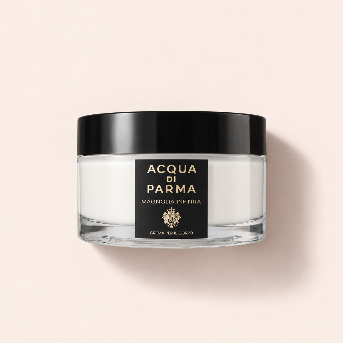 Kelímek tělového krému Acqua di Parma Signatures Of The Sun Magnolia Infinita 150 ml na světlém pozadí – MrRizz