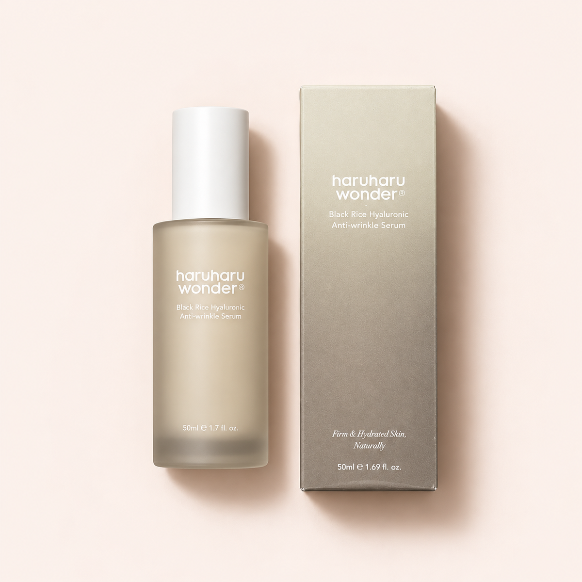 HaruHaru Wonder Black Rice Hyaluronic Anti-Wrinkle Serum 50 ml – výrobek s odpovídajícím obalem vleže – MrRizz