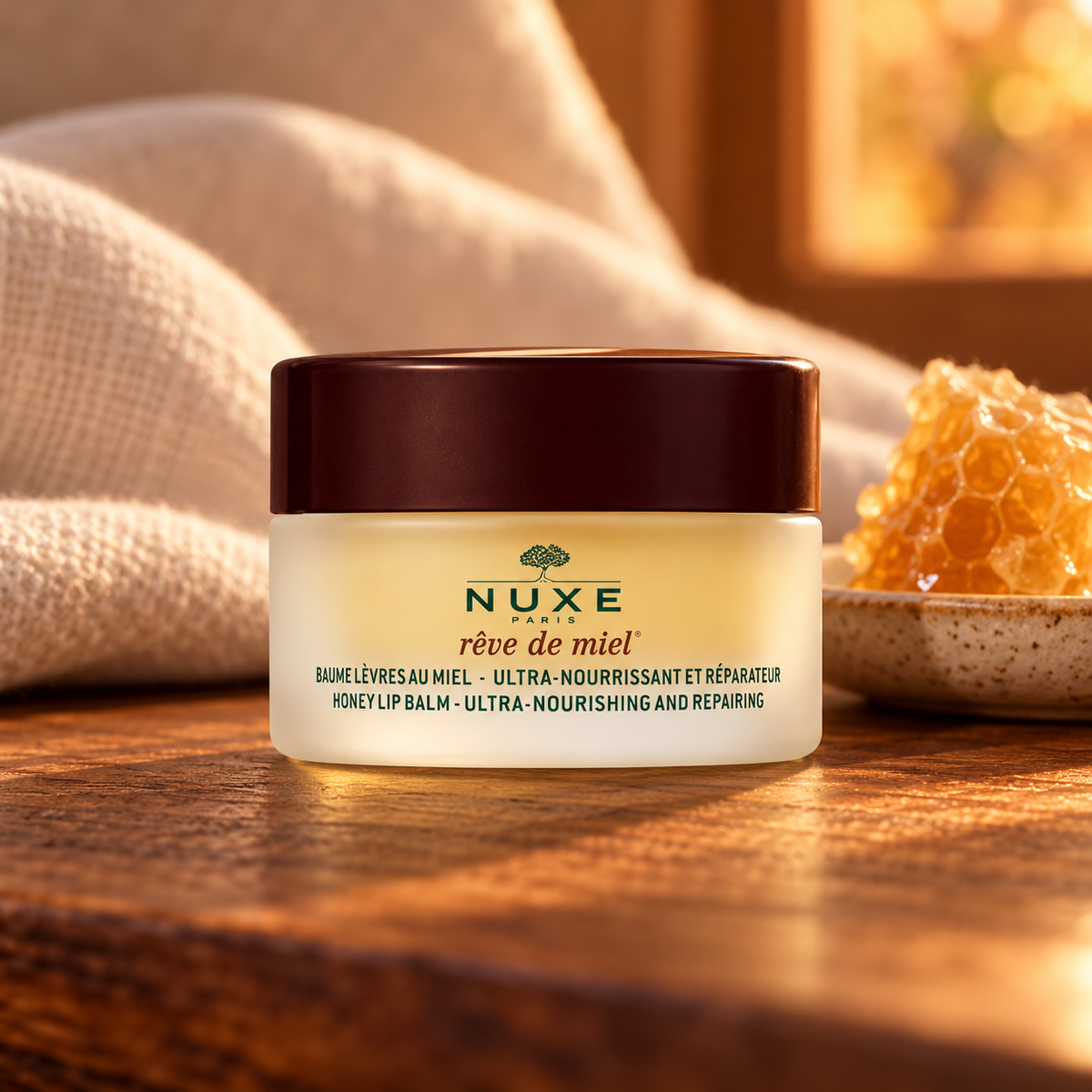 NUXE Rêve de Miel Honey balzám na rty 15 g – atmosférická fotografie – MrRizz