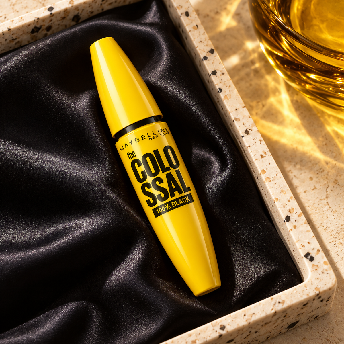 Maybelline The Colossal 100% Black 10,7 ml – atmosférická fotografie – MrRizz