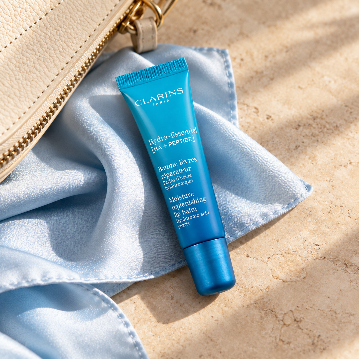 Clarins Hydra-Essentiel Moisture Replenishing Lip Balm 15 ml – atmosférická fotografie – MrRizz