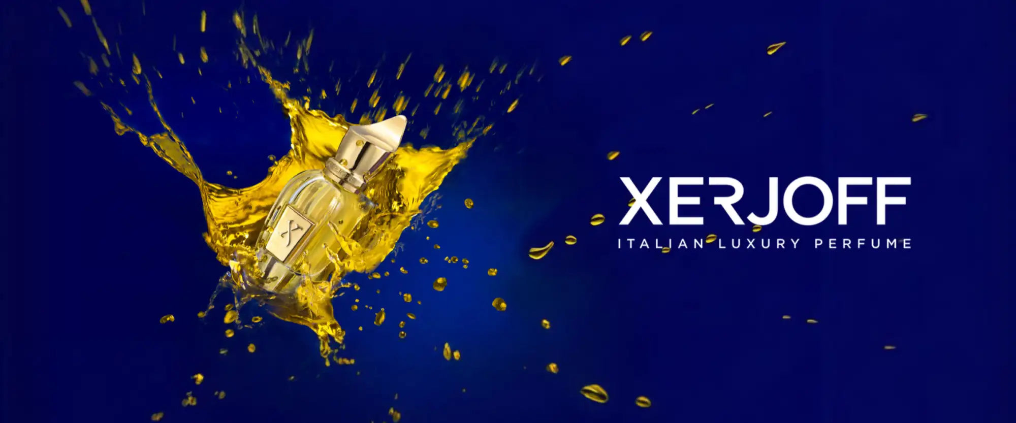 Zlatá lahvička na parfém s bílým uzávěrem, umístěná na pozadí exploze židkého tekutého obsahu na modrém pozadí.